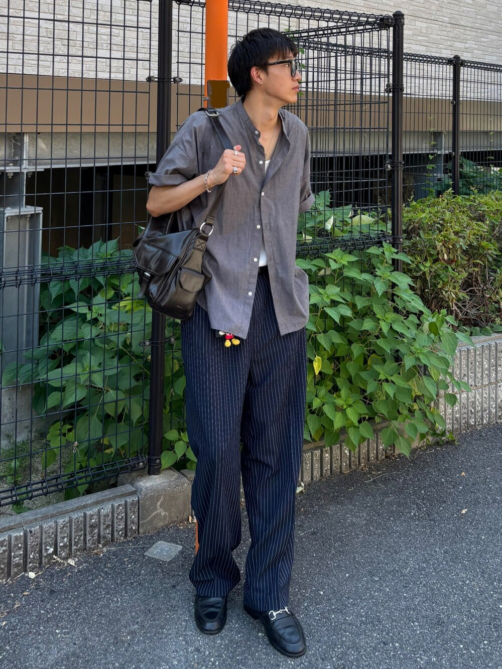 グレー系のシャツ/ブラウス、ブルー系のスラックス、ブラック系のローファーを着用したメンズの夏コーディネートの2枚目の写真