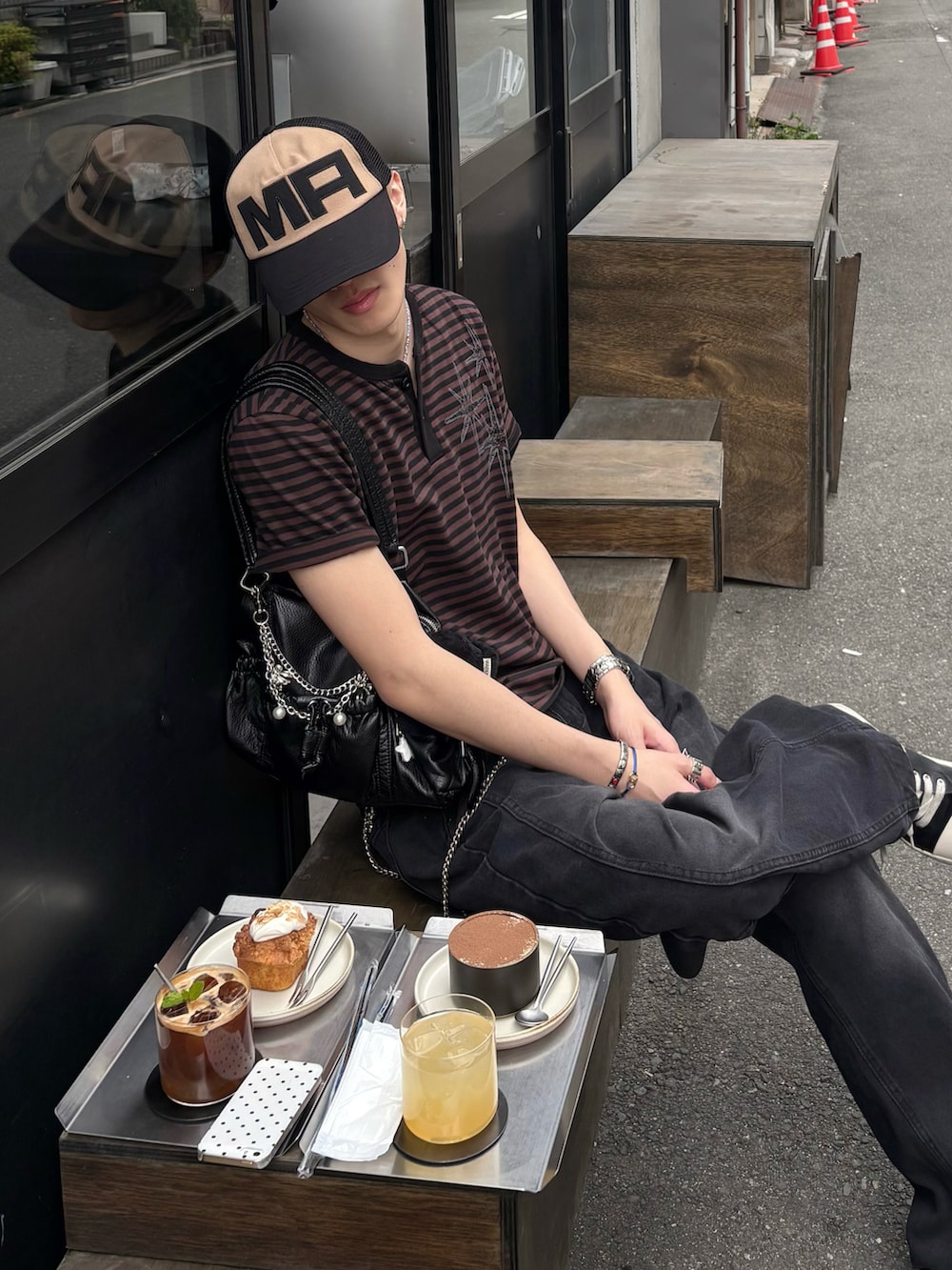 その他のTシャツ/カットソー、ブラック系のデニムパンツ、ブラック系のスニーカーを着用したメンズの春コーディネートの3枚目の写真