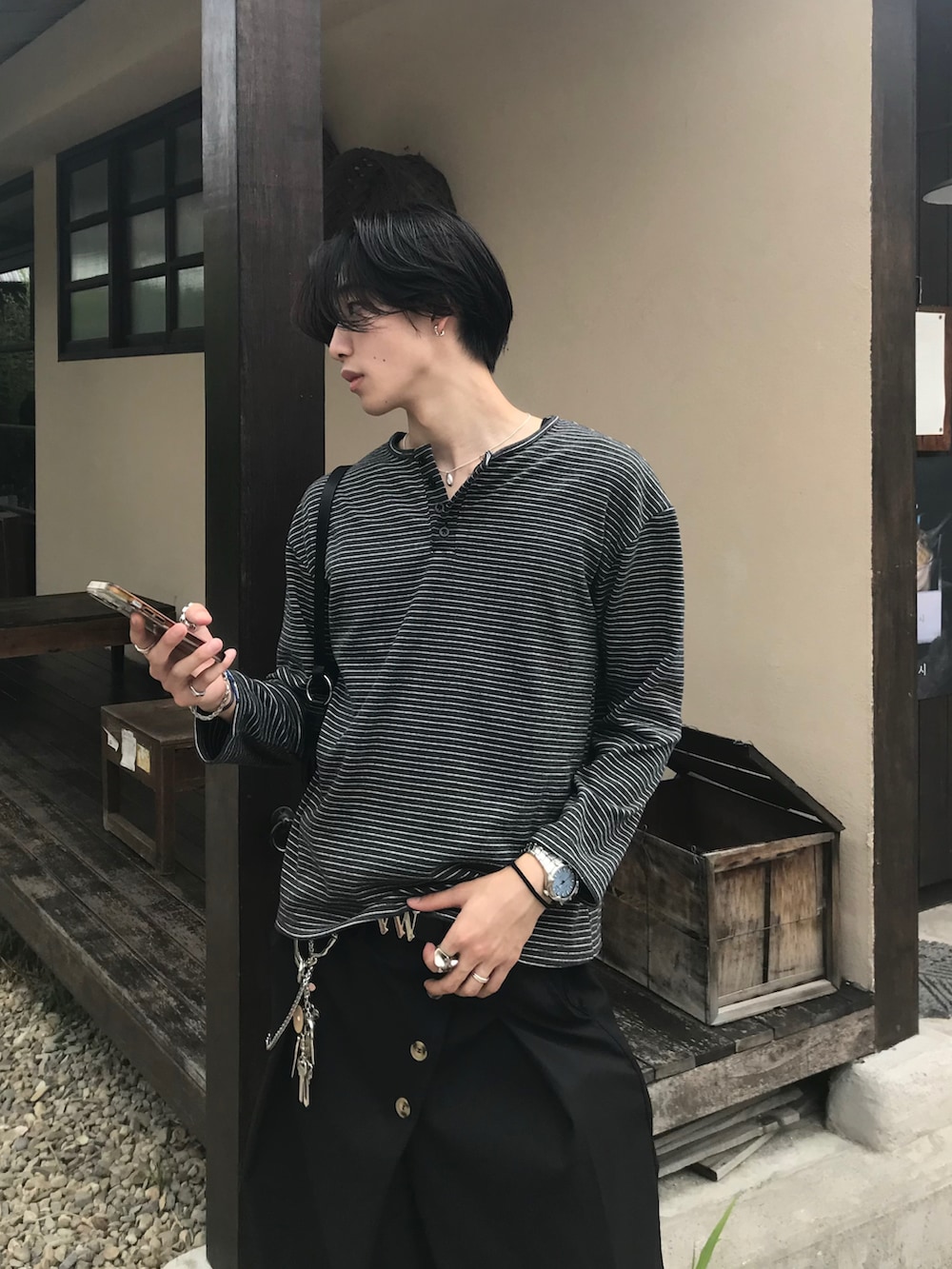 ブラック系のスラックス、ブラック系のスニーカー、グレー系のTシャツ/カットソーを着用したメンズの秋コーディネートの3枚目の写真