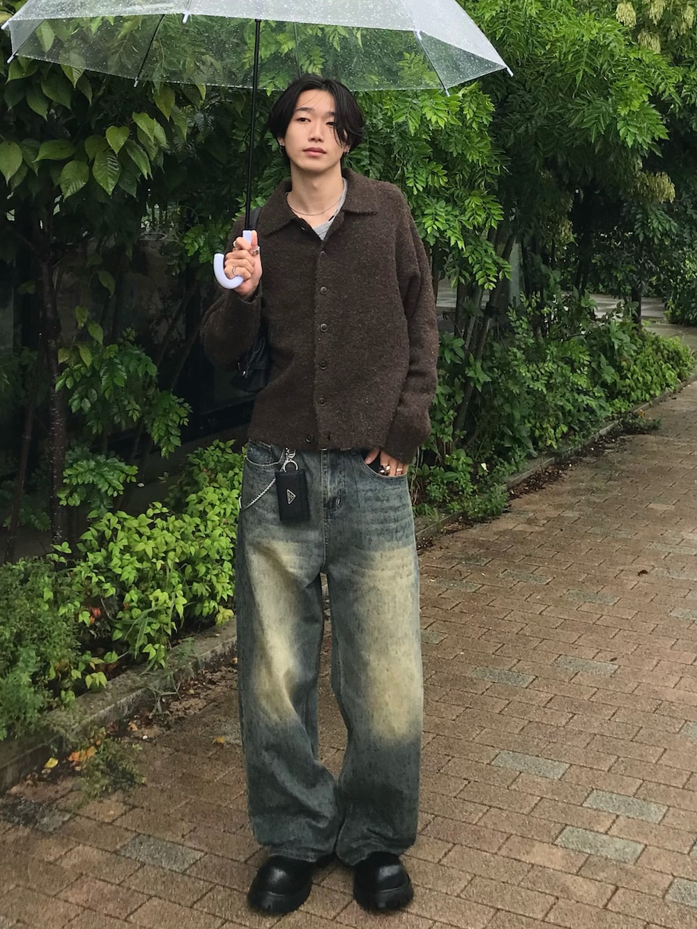ブラック系のドレスシューズ、ブラウン系のカーディガン/ボレロ、その他のTシャツ/カットソーを着用したメンズの秋コーディネートの2枚目の写真