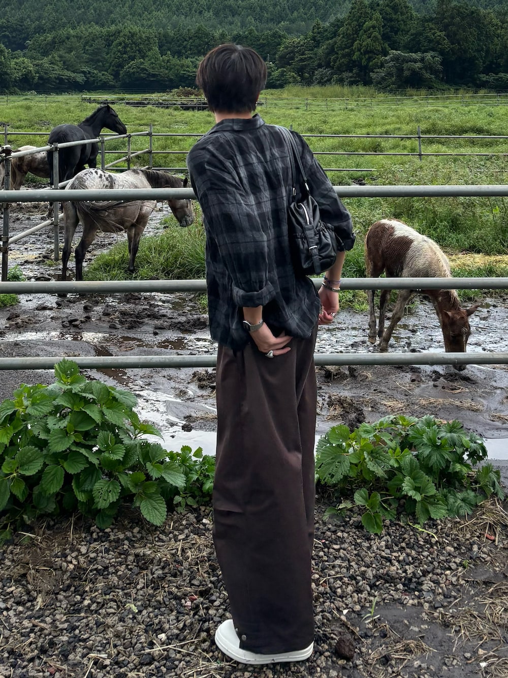 ブラック系のシャツ/ブラウス、ブラウン系のスラックス、ブラック系のスニーカーを着用したメンズの秋コーディネートの3枚目の写真