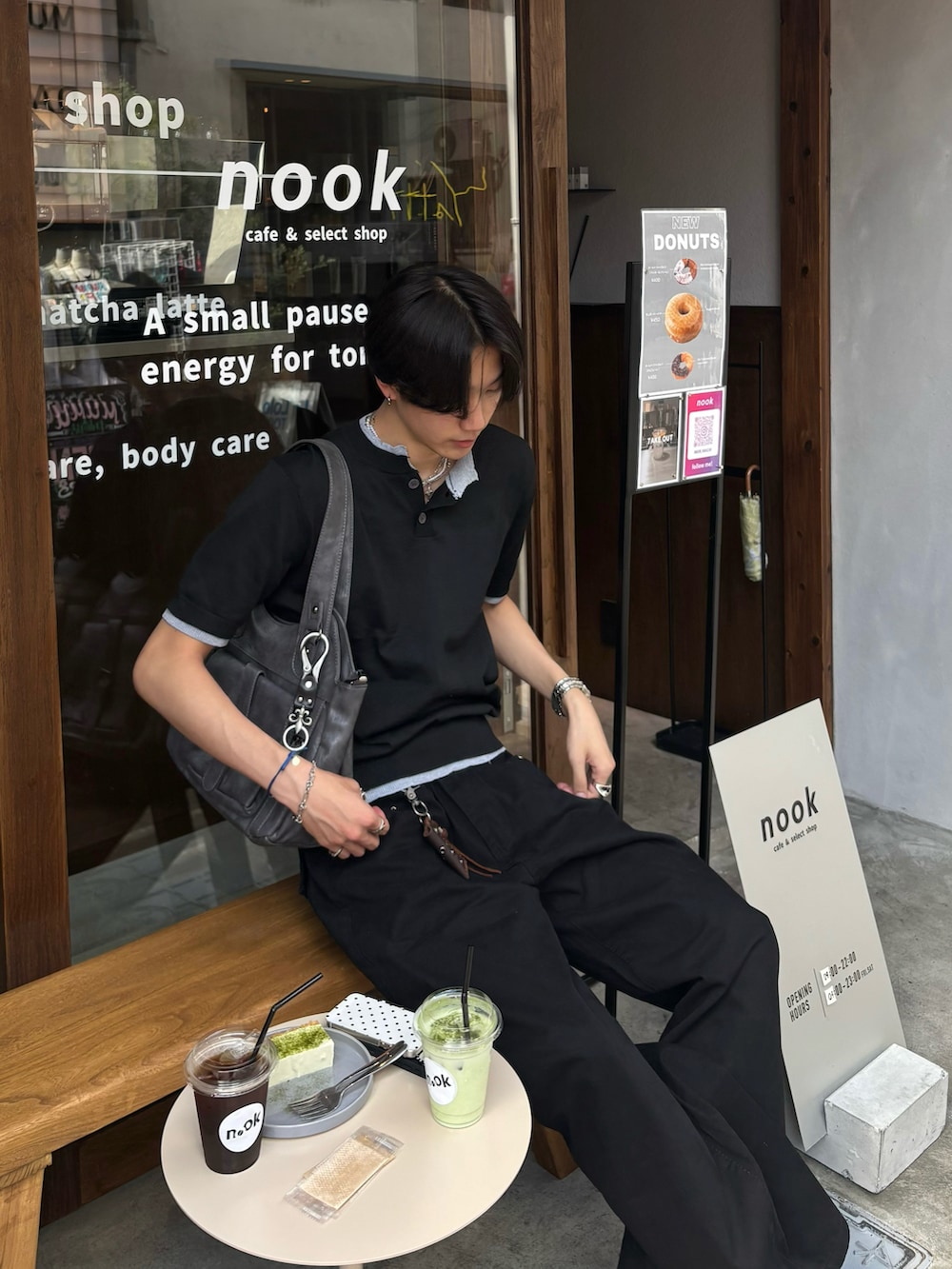 ブラック系のTシャツ/カットソー、ブラック系のデニムパンツ、ブラック系のスニーカーを着用したメンズの夏コーディネートの4枚目の写真