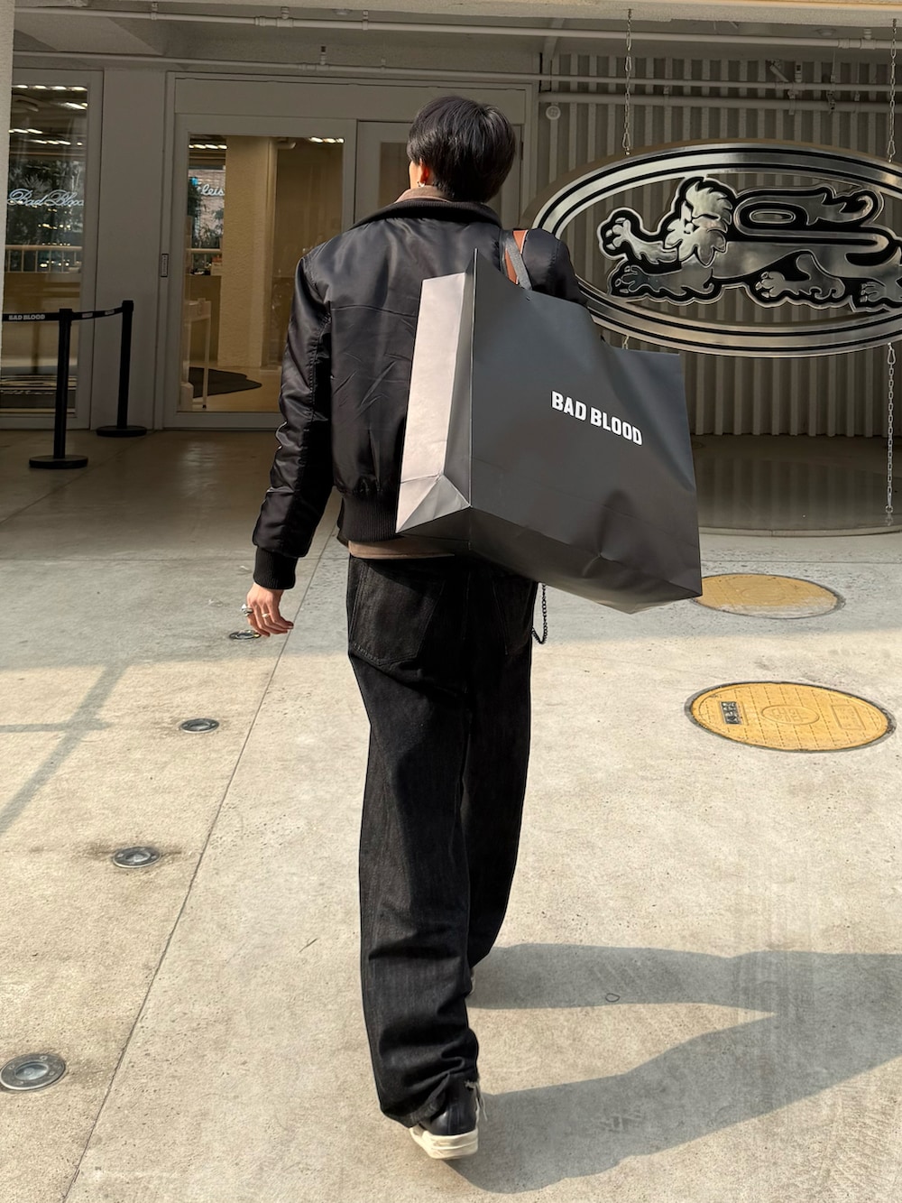 その他のMA-1、ブラック系のジャケット/アウター、ブラック系のデニムパンツを着用したメンズの冬コーディネートの4枚目の写真