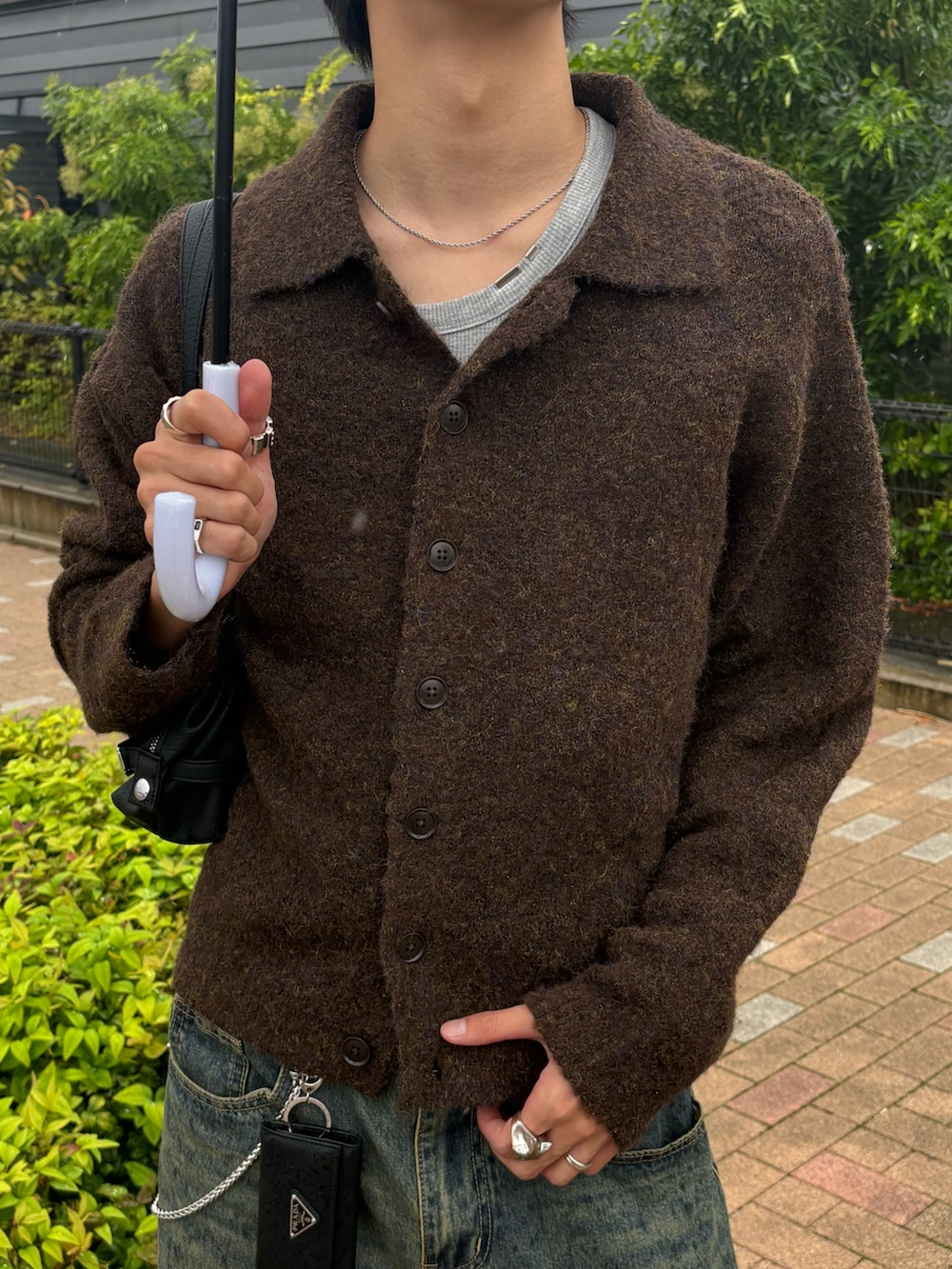 ブラック系のドレスシューズ、ブラウン系のカーディガン/ボレロ、その他のTシャツ/カットソーを着用したメンズの秋コーディネートの4枚目の写真
