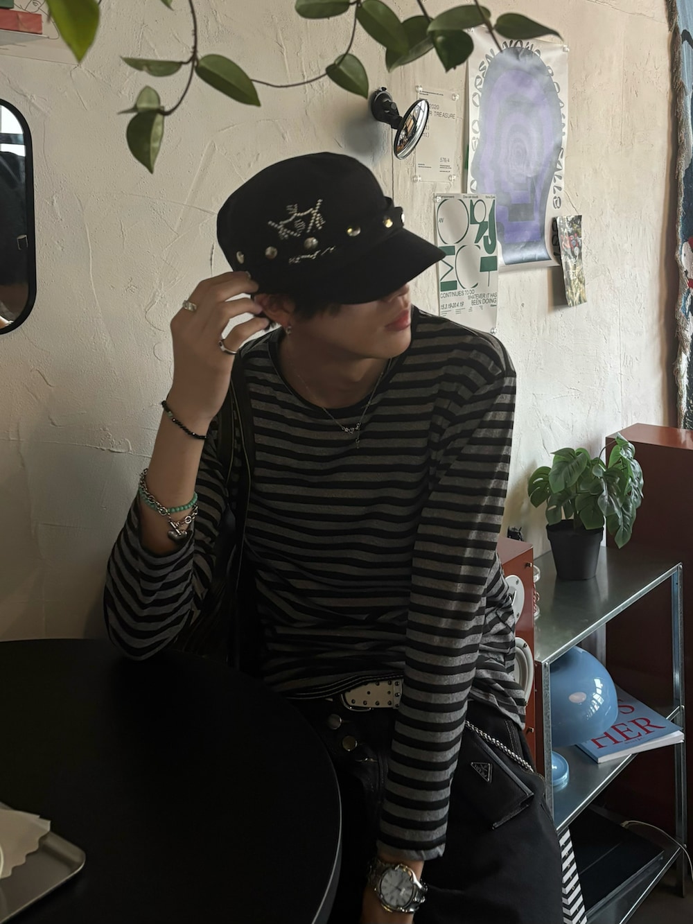ブラック系のTシャツ/カットソー、ブラック系のデニムパンツ、ブラック系のドレスシューズを着用したメンズの夏コーディネートの5枚目の写真
