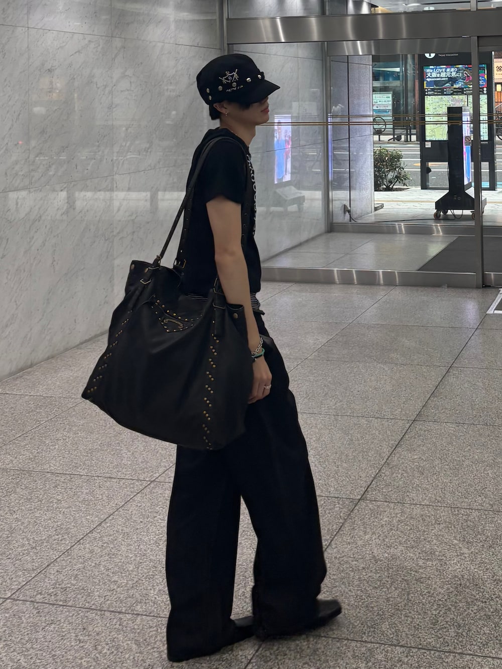 その他のTシャツ/カットソー、ブラック系のタンクトップ、ブラック系のローファーを着用したメンズの夏コーディネートの4枚目の写真