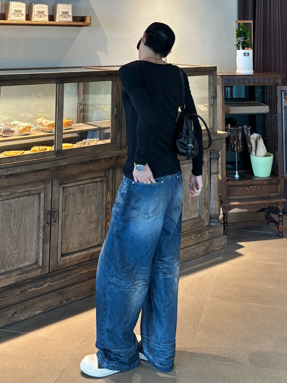 その他のTシャツ/カットソー、ブルー系のデニムパンツ、ブラック系のスニーカーを着用したメンズの春コーディネートの3枚目の写真