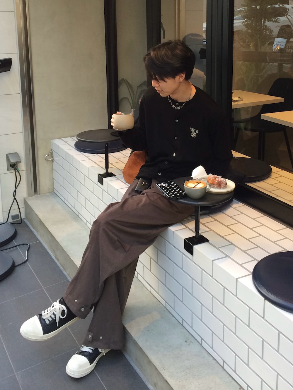 ブラック系のカーディガン/ボレロ、ブラウン系のショルダーバッグ、ブラウン系のスラックスを着用したメンズの冬コーディネートの2枚目の写真