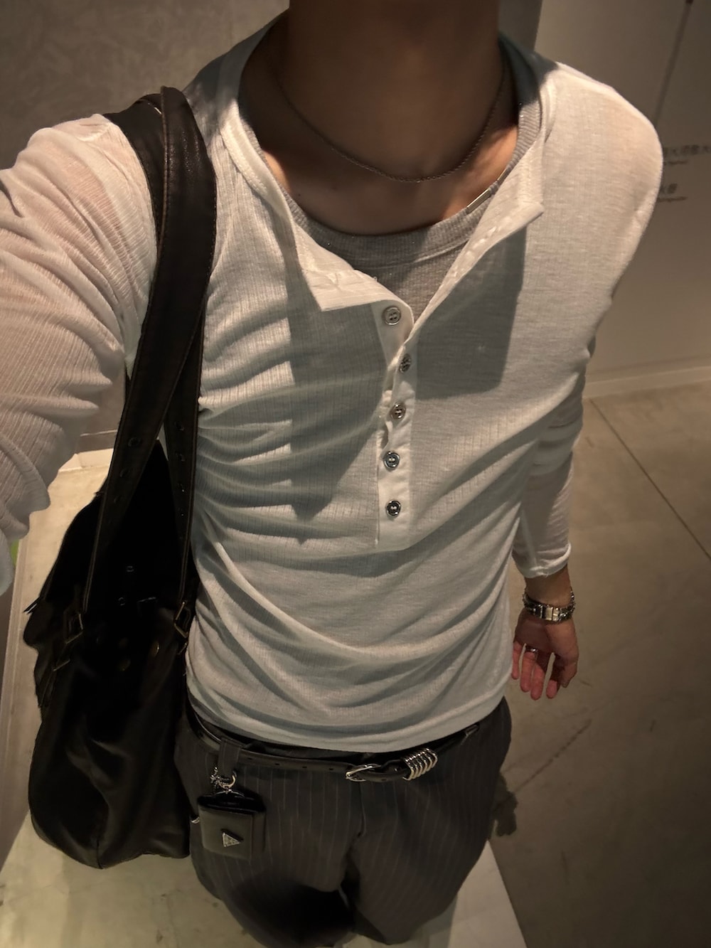 ホワイト系のTシャツ/カットソー、その他のTシャツ/カットソー、グレー系のスラックスを着用したメンズの秋コーディネートの4枚目の写真
