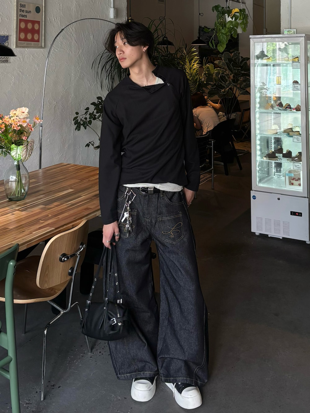 ブラック系のTシャツ/カットソー、グレー系のタンクトップ、ブラック系のデニムパンツを着用したメンズの夏コーディネートの4枚目の写真
