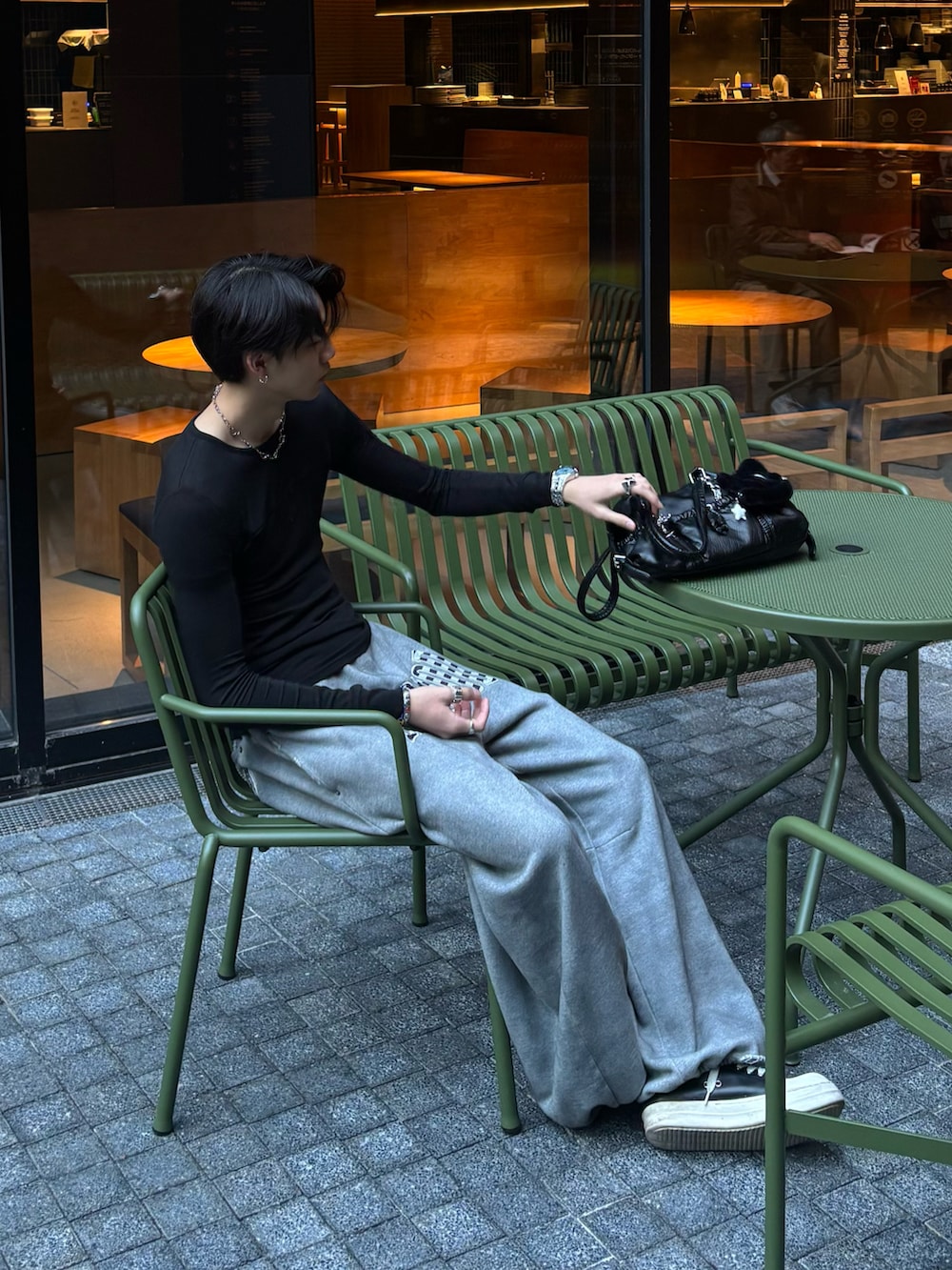 その他のTシャツ/カットソー、グレー系のスウェットパンツ、ブラック系のスニーカーを着用したメンズの冬コーディネートの4枚目の写真