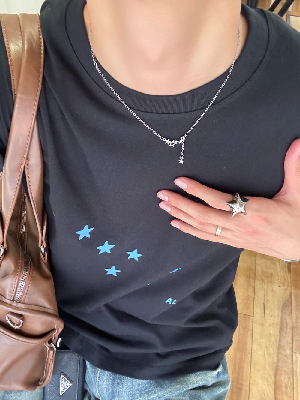 ブルー系のTシャツ/カットソー、ブルー系のデニムパンツ、ブラック系のスニーカーを着用したメンズの夏コーディネートの5枚目の写真