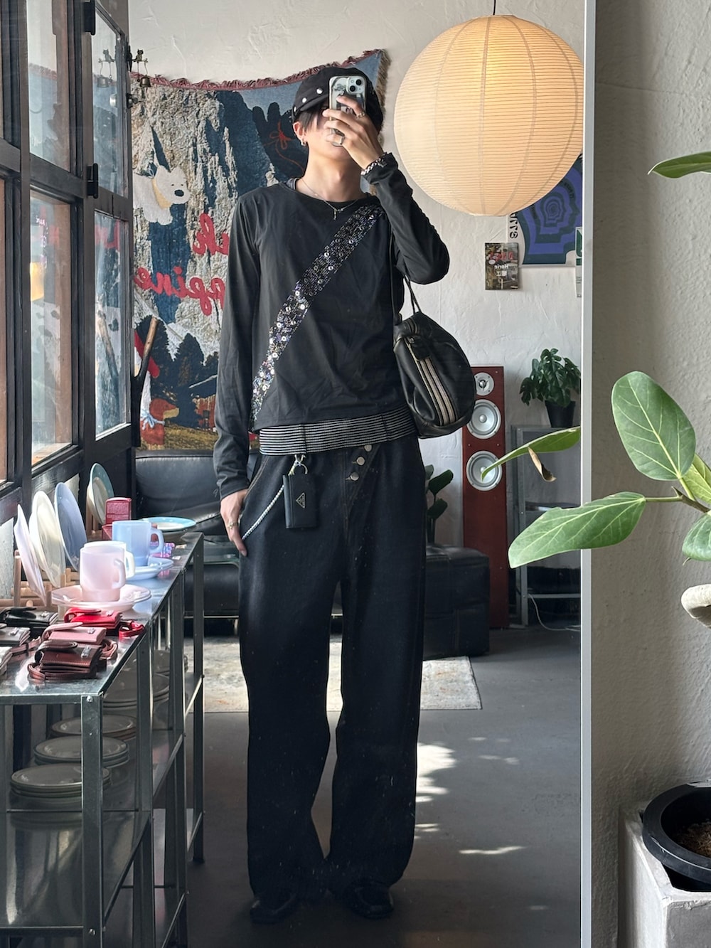 ブラック系のTシャツ/カットソー、ブラック系のデニムパンツ、ブラック系のローファーを着用したメンズの夏コーディネートの5枚目の写真