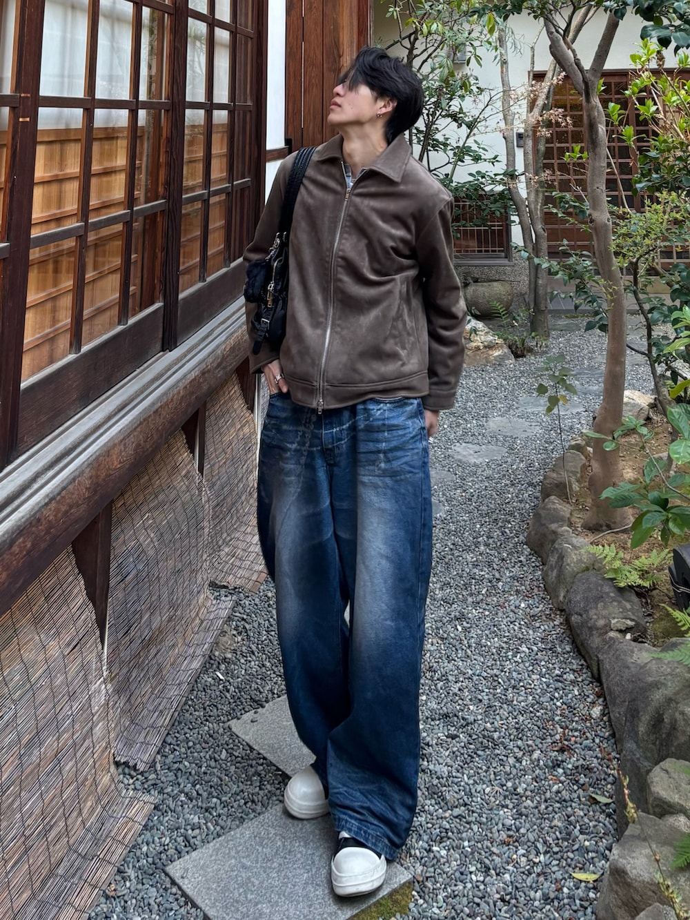 その他のMA-1、ブルー系のデニムパンツ、ブラック系のスニーカーを着用したメンズの春コーディネートの2枚目の写真