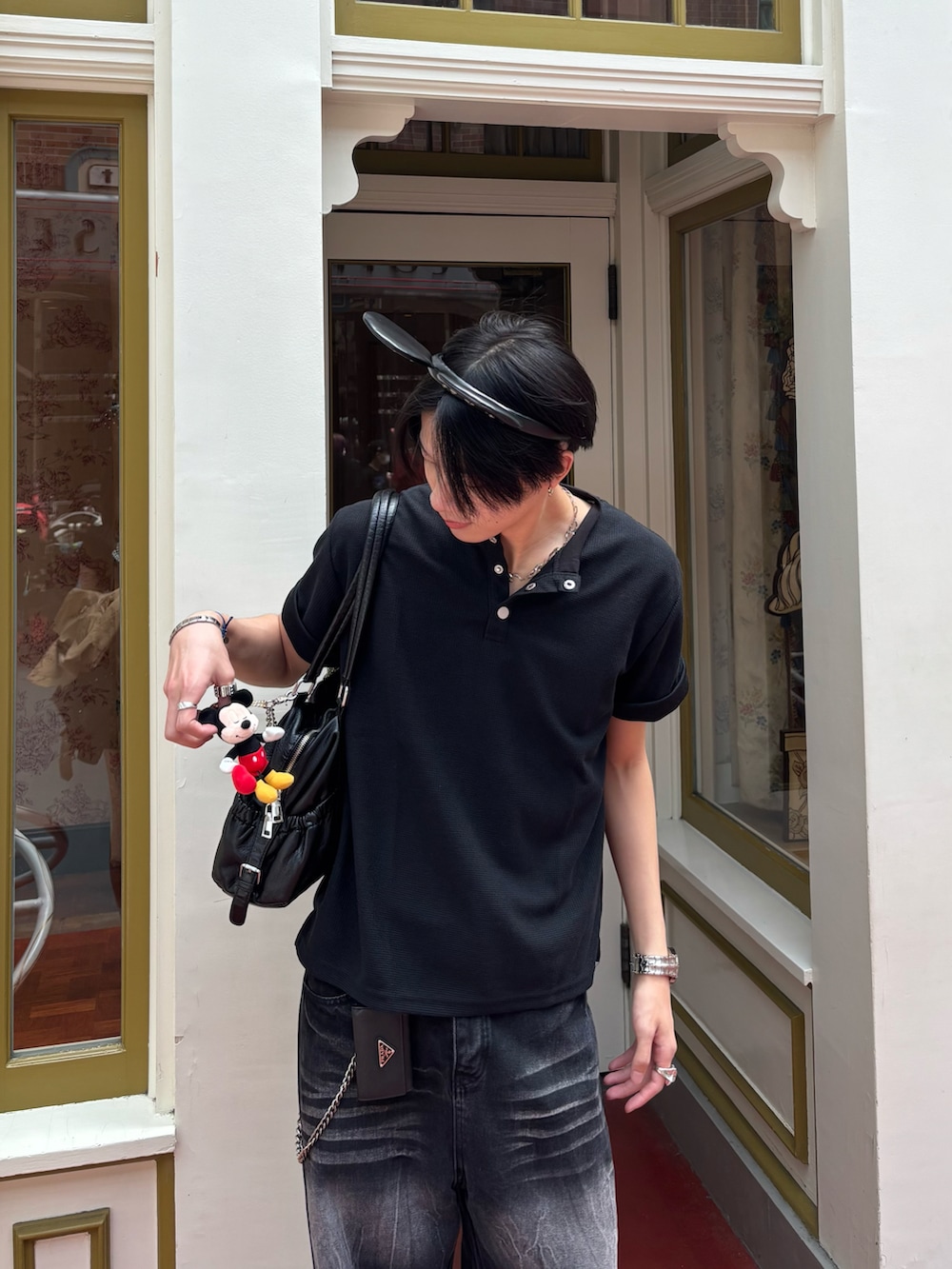 ブラック系のTシャツ/カットソー、ブラック系のデニムパンツ、ブラック系のスニーカーを着用したメンズの春コーディネートの3枚目の写真