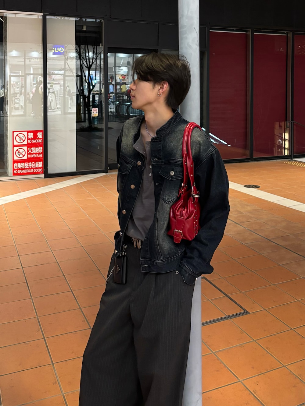 ホワイト系のTシャツ/カットソー、ブルー系のデニムジャケット、グレー系のスラックスを着用したメンズの春コーディネートの3枚目の写真