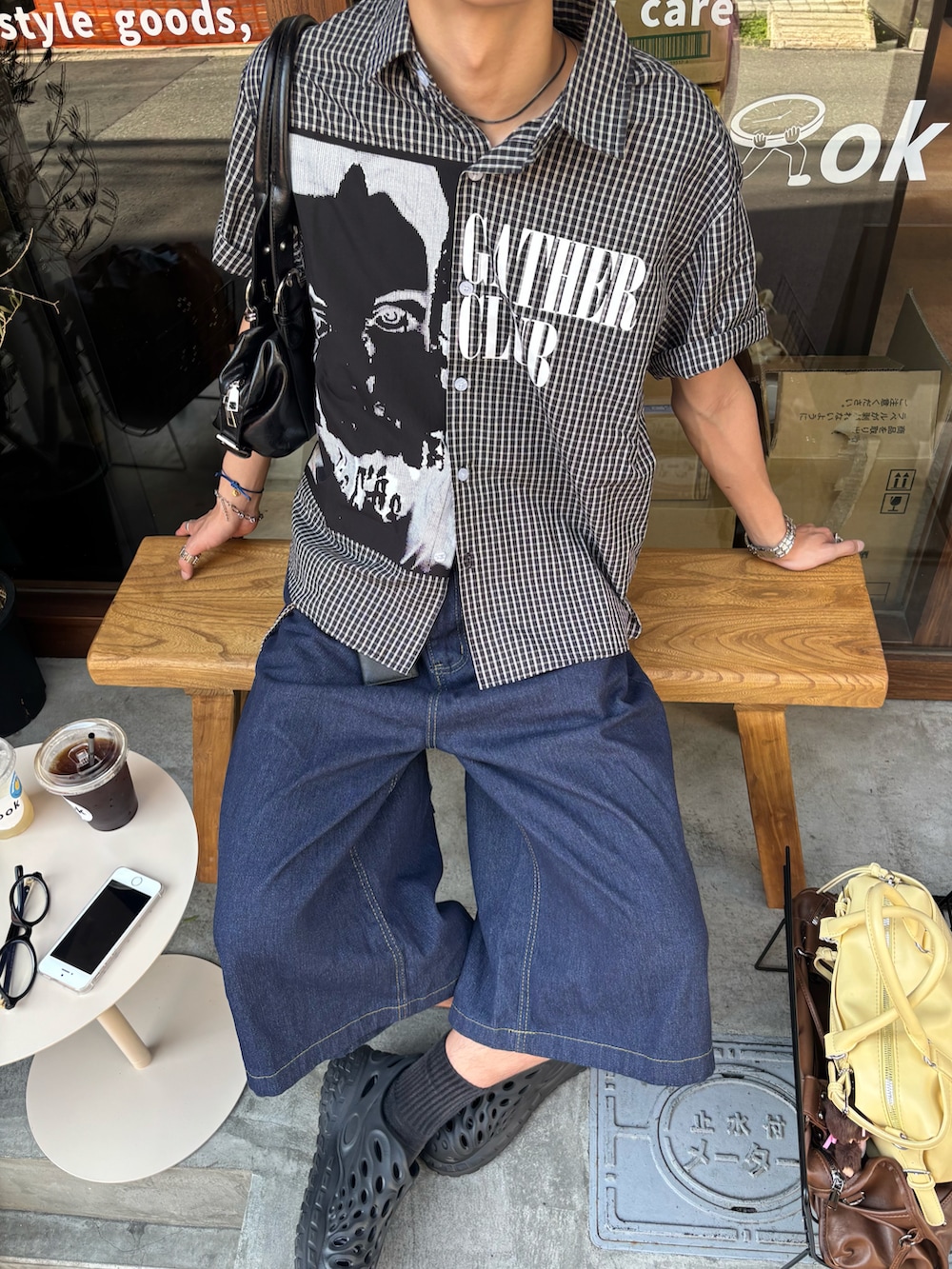 ブラック系のシャツ/ブラウス、ブルー系のデニムパンツ、ブラック系のサンダルを着用したメンズの夏コーディネートの3枚目の写真