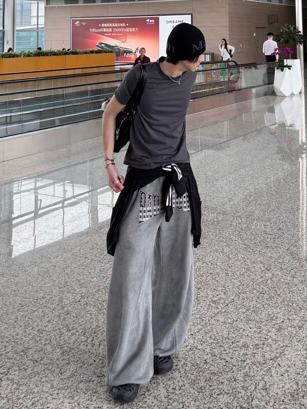 グレー系のTシャツ/カットソー、グレー系のスウェットパンツ、ブラック系のジャージを着用したメンズの春コーディネートの2枚目の写真