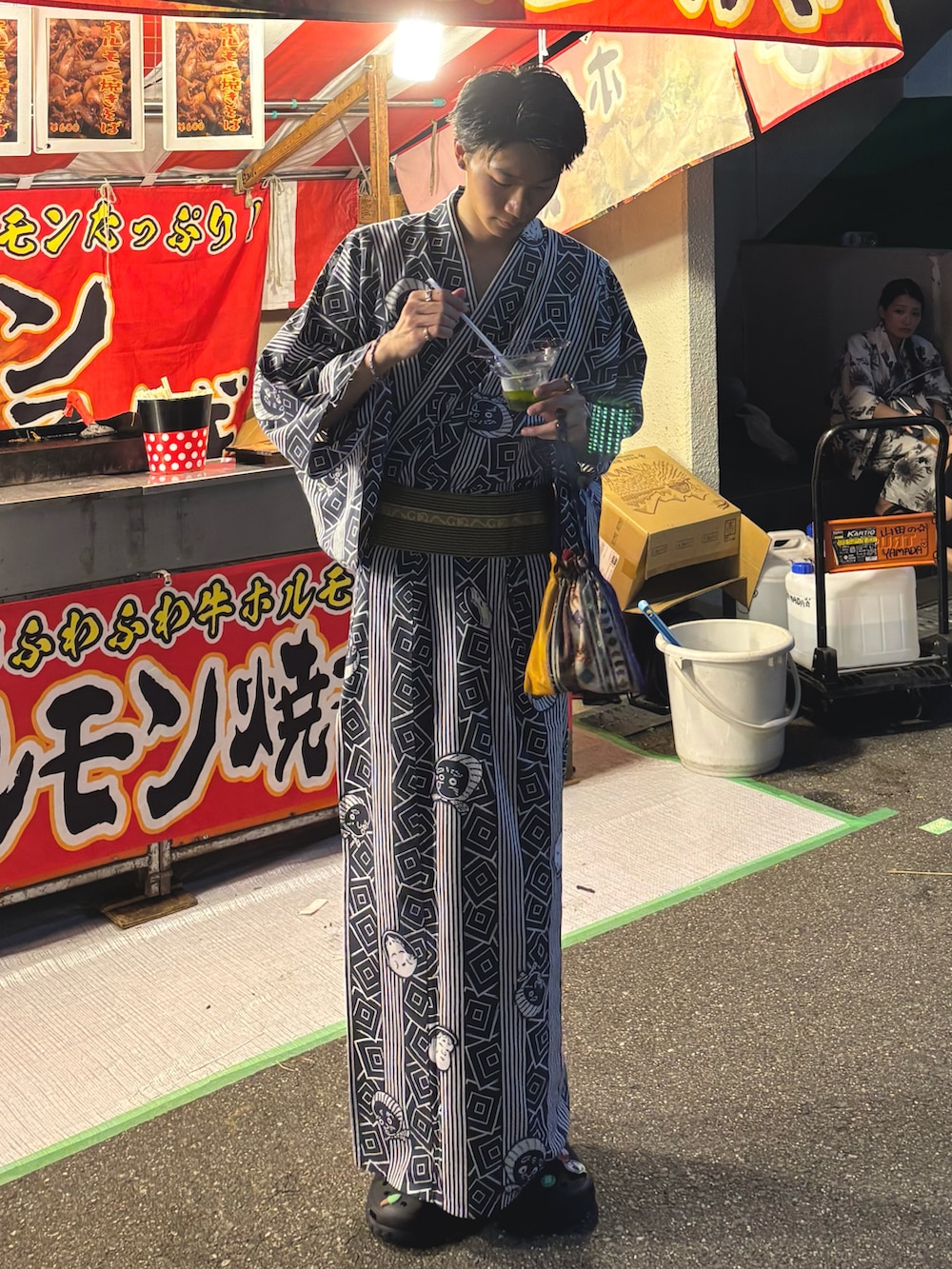 ブラック系のサンダル、ブルー系の浴衣、その他のその他を着用したメンズの夏コーディネートの2枚目の写真