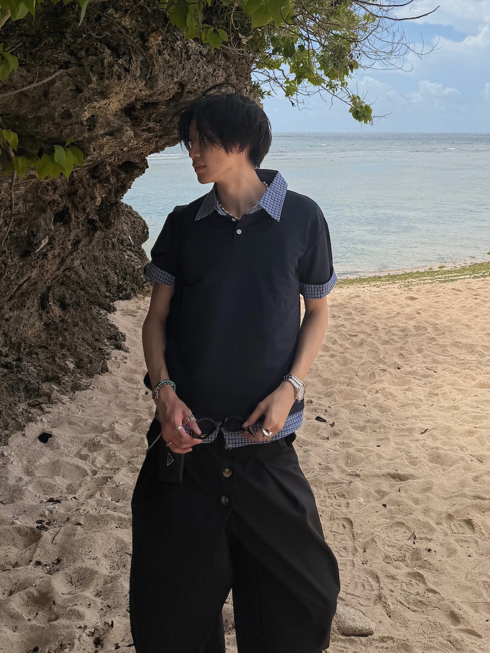 ブルー系のTシャツ/カットソー、ブラック系のスラックス、ブラック系のサンダルを着用したメンズの夏コーディネートの4枚目の写真