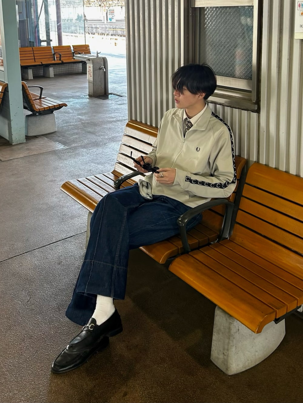 ベージュ系のその他アウター、ブルー系のデニムパンツ、ブラック系のローファーを着用したメンズの春コーディネートの2枚目の写真