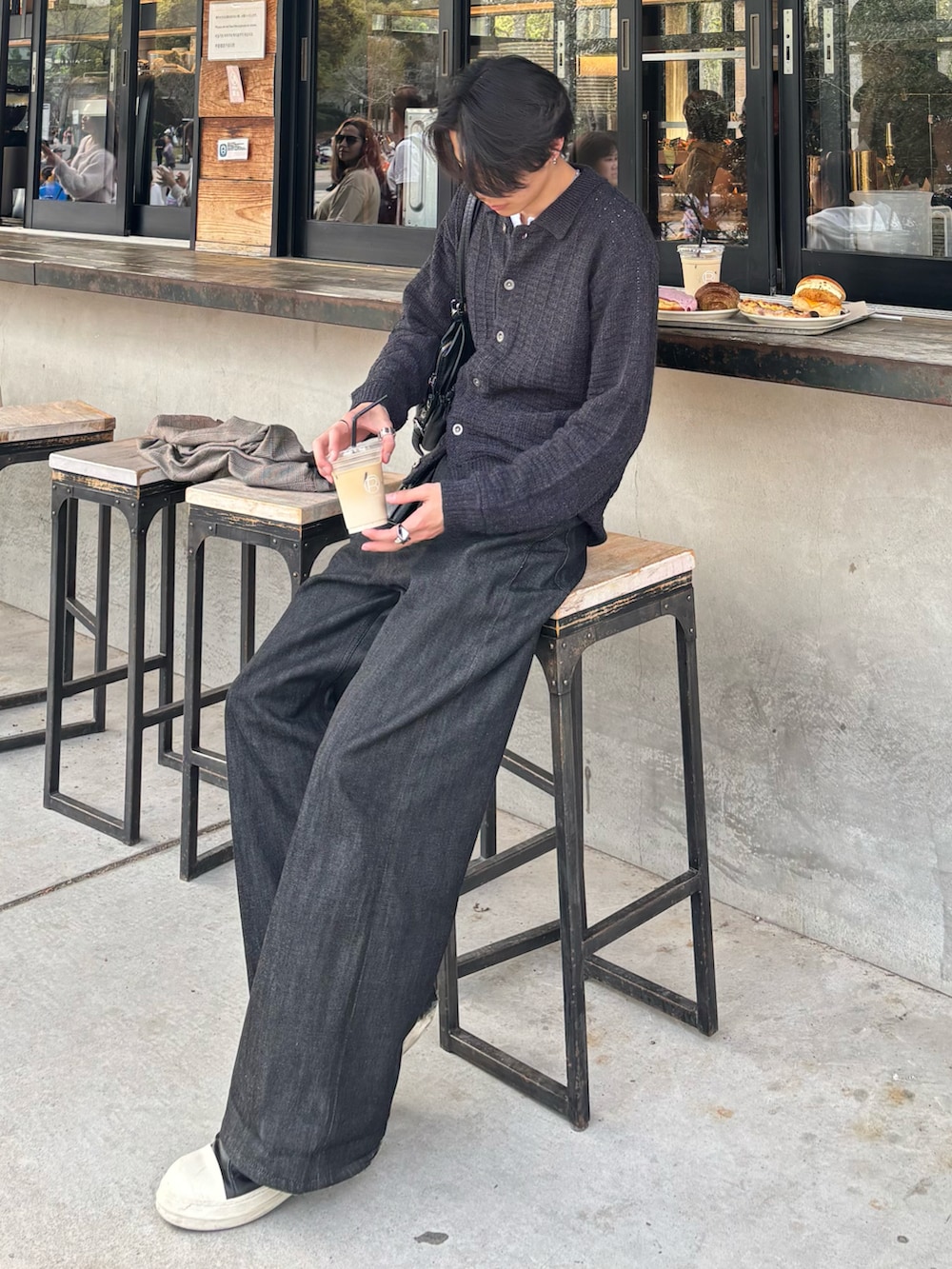 グレー系のカーディガン/ボレロ、ホワイト系のTシャツ/カットソー、ブラック系のデニムパンツを着用したメンズの春コーディネートの3枚目の写真