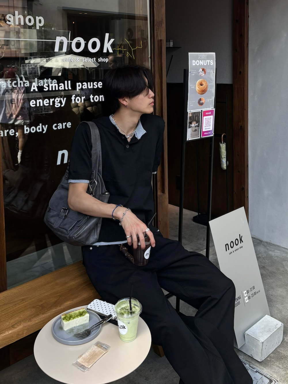 ブラック系のTシャツ/カットソー、ブラック系のデニムパンツ、ブラック系のスニーカーを着用したメンズの夏コーディネートの3枚目の写真