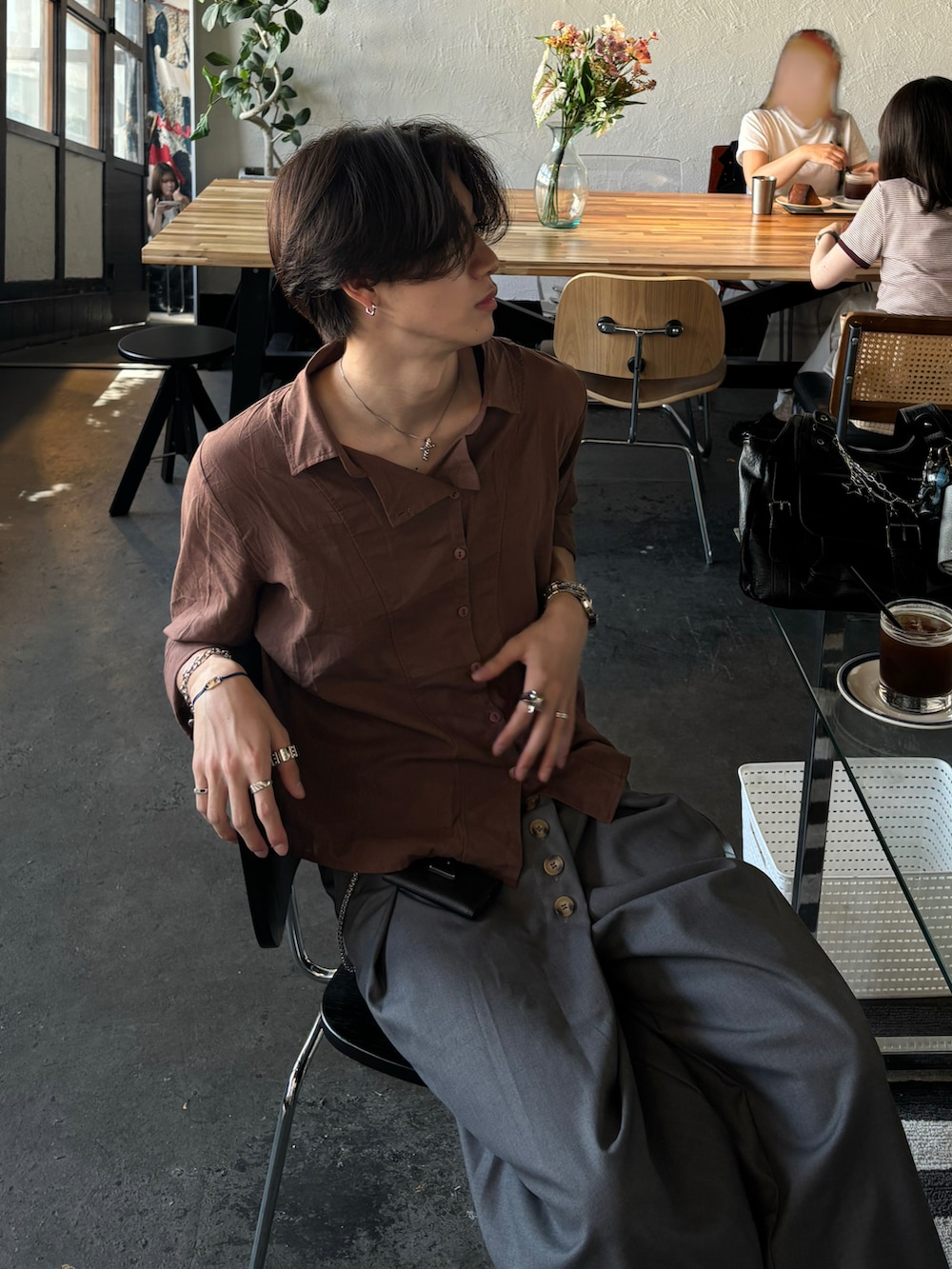 ブラウン系のシャツ/ブラウス、グレー系のスラックス、ブラック系のドレスシューズを着用したメンズの夏コーディネートの3枚目の写真
