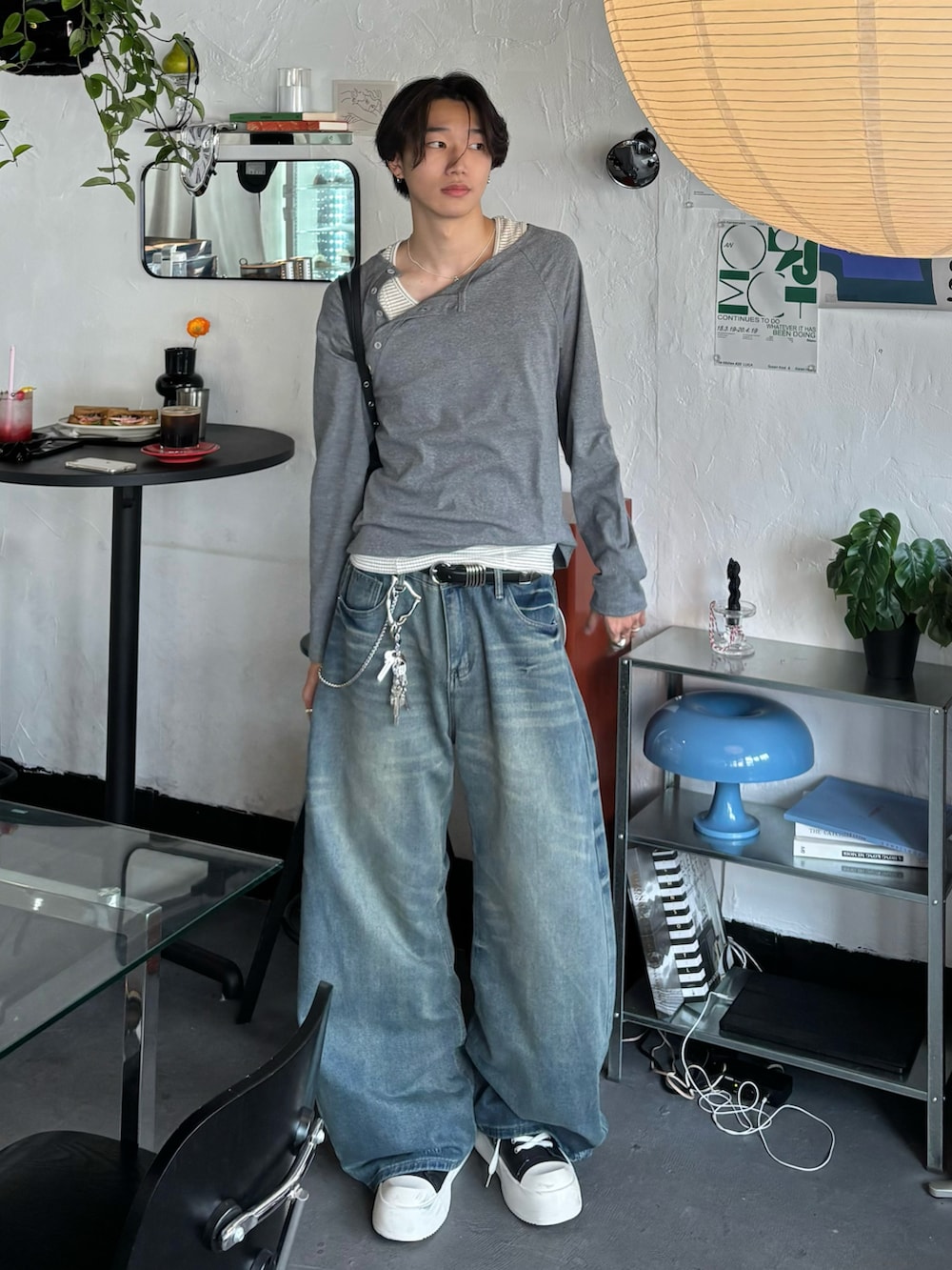 グレー系のTシャツ/カットソー、グレー系のタンクトップ、ブルー系のデニムパンツを着用したメンズの夏コーディネートの3枚目の写真