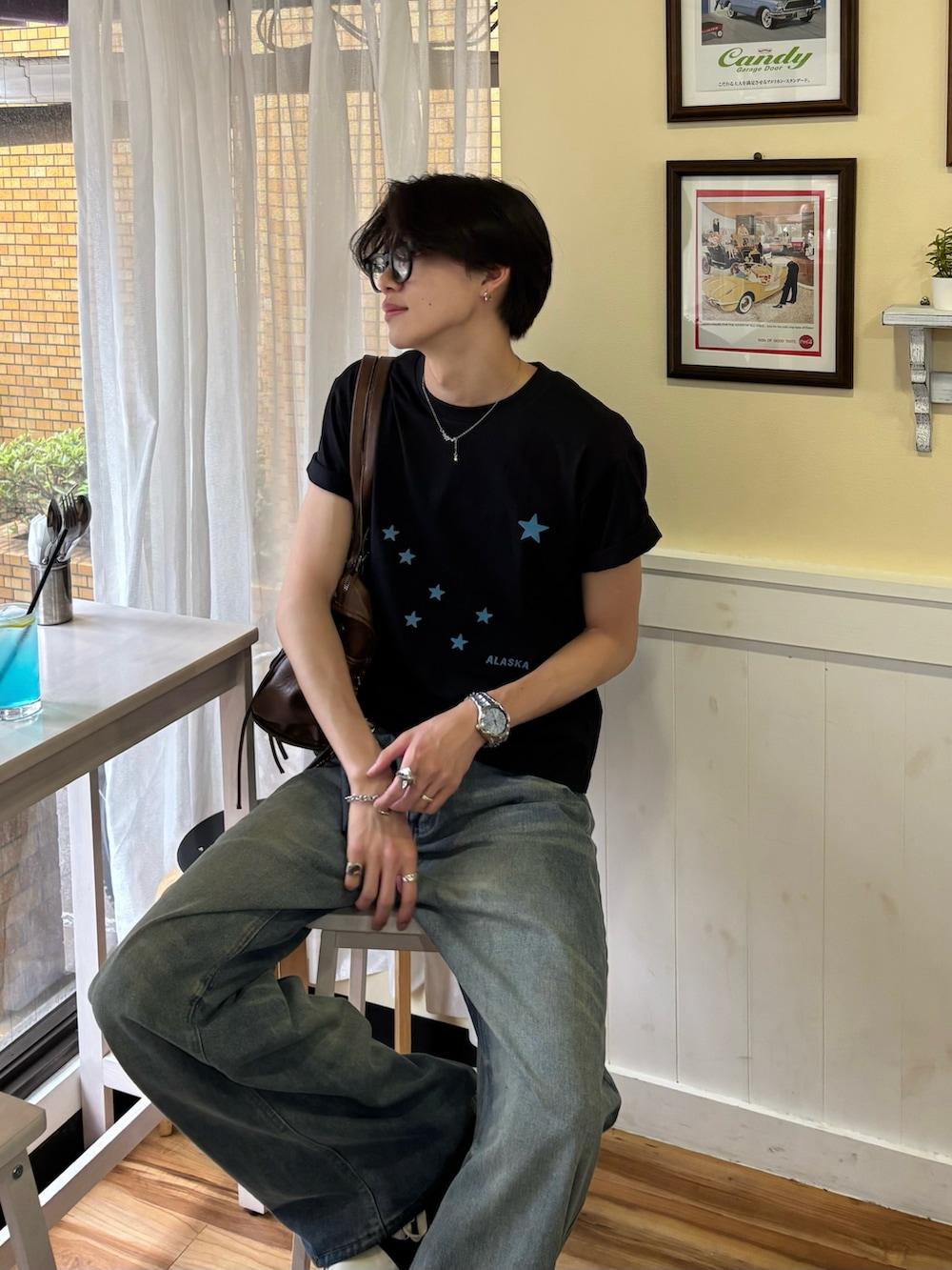 ブルー系のTシャツ/カットソー、ブルー系のデニムパンツ、ブラック系のスニーカーを着用したメンズの夏コーディネートの4枚目の写真