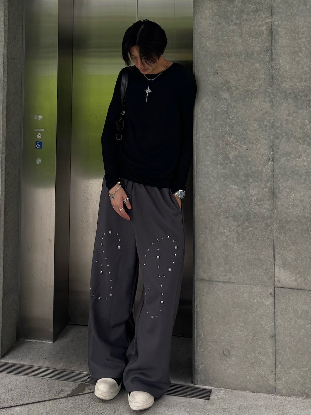 ブラック系のTシャツ/カットソー、グレー系のスウェットパンツ、ブラック系のスニーカーを着用したメンズの夏コーディネートの3枚目の写真