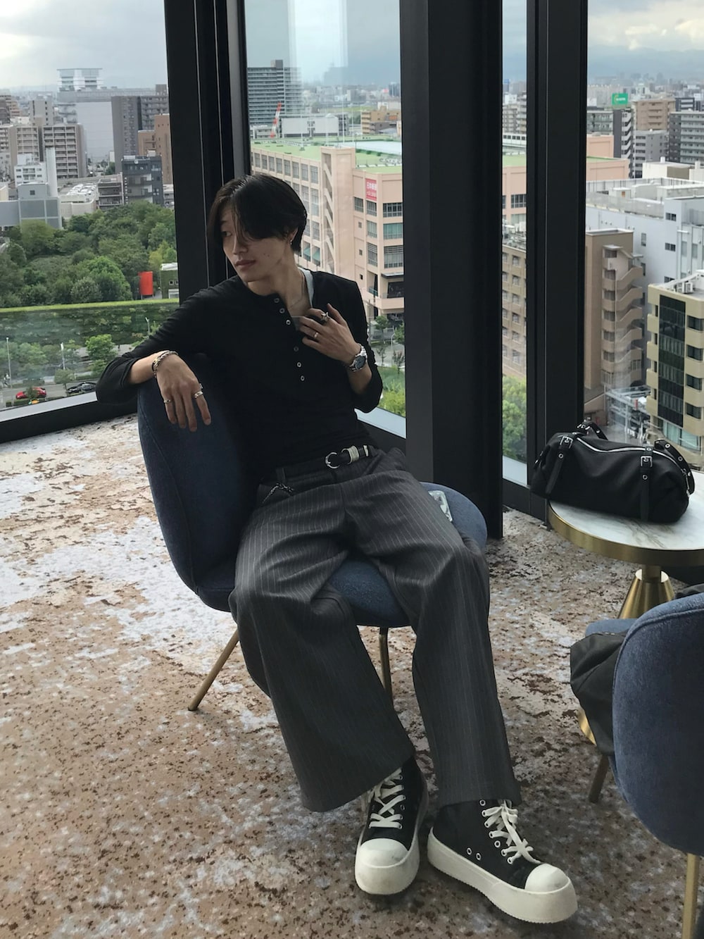 ブラック系のTシャツ/カットソー、その他のTシャツ/カットソー、グレー系のスラックスを着用したメンズの秋コーディネートの4枚目の写真