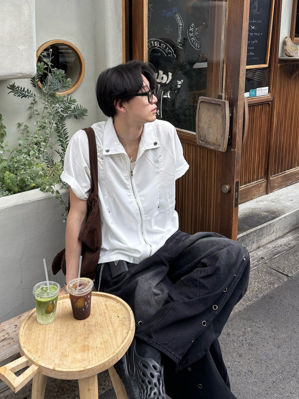 ホワイト系のシャツ/ブラウス、ブラック系のデニムパンツ、ブラック系のサンダルを着用したメンズの春コーディネートの4枚目の写真