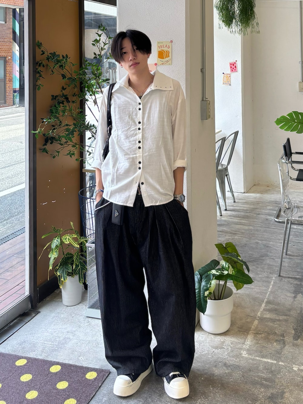 ホワイト系のシャツ/ブラウス、ブラック系のタンクトップ、ブルー系のデニムパンツを着用したメンズの夏コーディネートの3枚目の写真