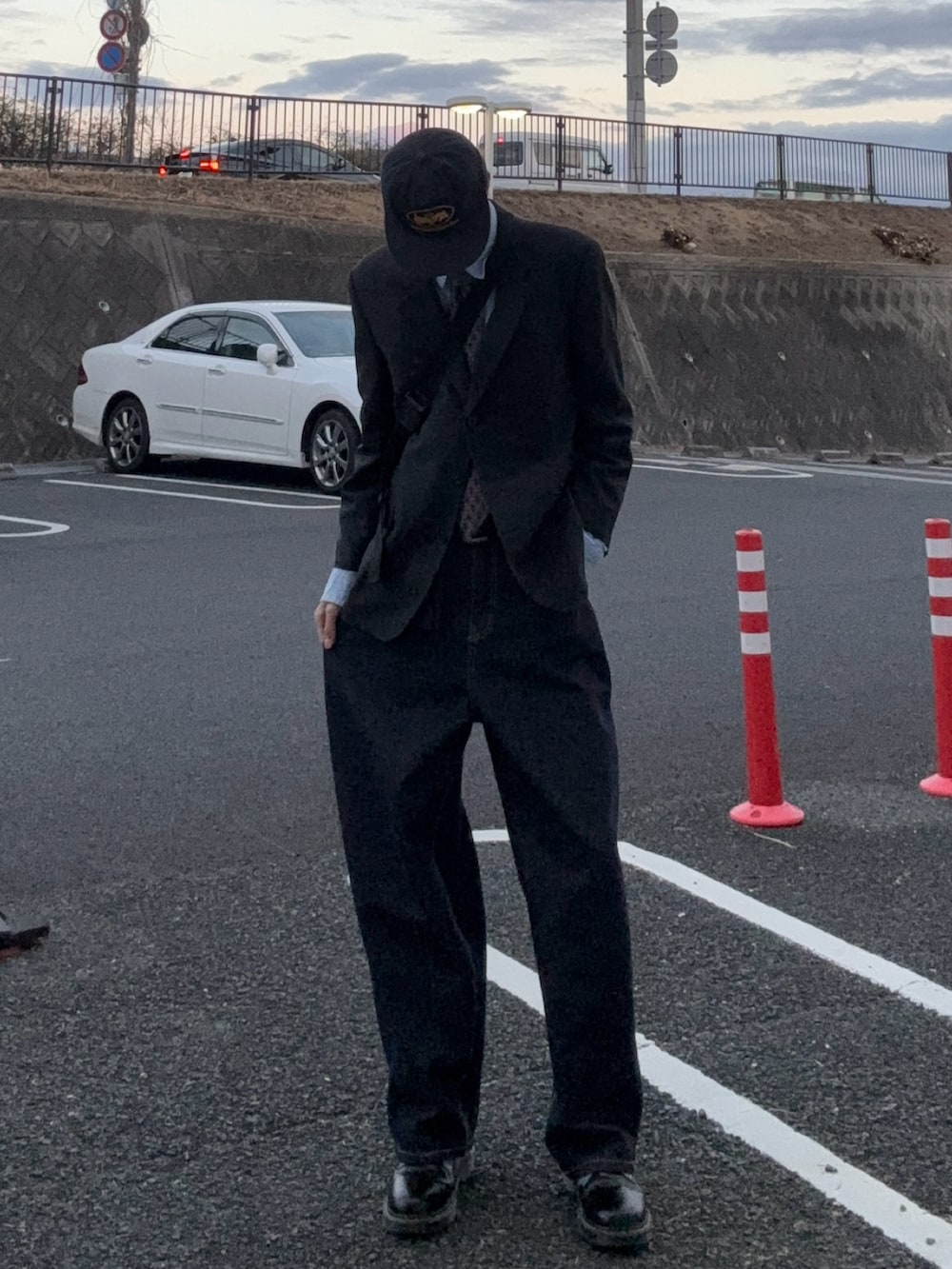 ブルー系のテーラードジャケット、ブルー系のデニムパンツ、ブラック系のブーツを着用したメンズの冬コーディネートの4枚目の写真