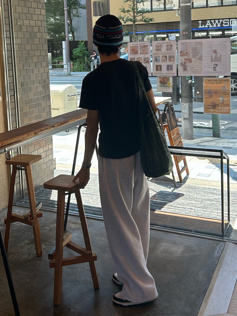 ブラック系のTシャツ/カットソー、グレー系のスウェットパンツ、ホワイト系のスニーカーを着用したメンズの夏コーディネートの2枚目の写真