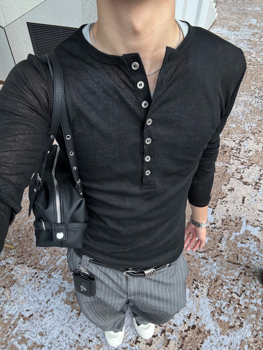 ブラック系のTシャツ/カットソー、その他のTシャツ/カットソー、グレー系のスラックスを着用したメンズの秋コーディネートの5枚目の写真