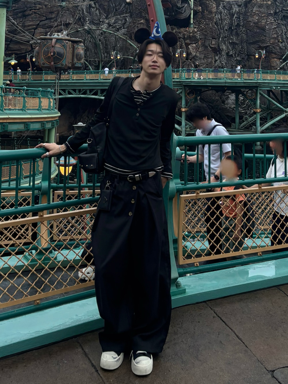 ブラック系のTシャツ/カットソー、ブラック系のスラックス、ブラック系のスニーカーを着用したメンズの夏コーディネートの2枚目の写真