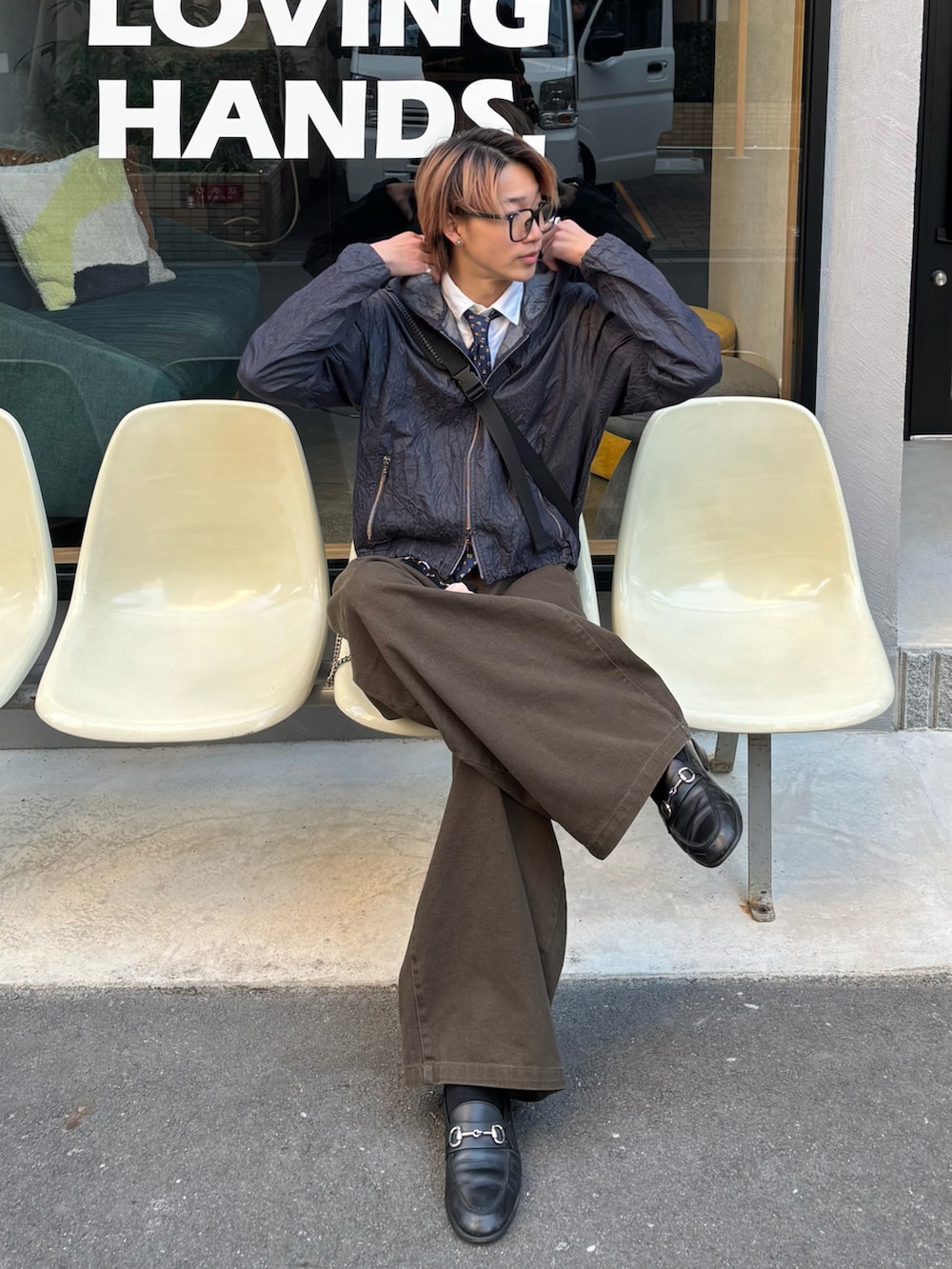 ホワイト系のシャツ/ブラウス、ブルー系のネクタイ、ブルー系のパーカーを着用したメンズの春コーディネートの4枚目の写真