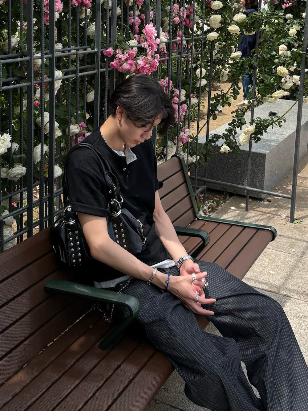 ブラック系のTシャツ/カットソー、ブルー系のデニムパンツ、ブラック系のスニーカーを着用したメンズの夏コーディネートの3枚目の写真