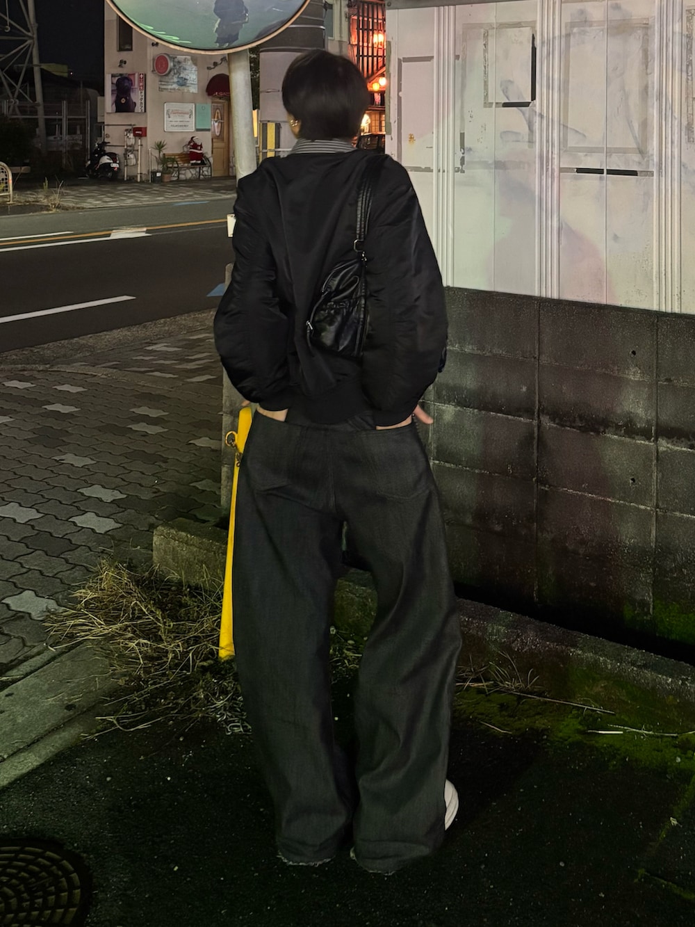 ブラック系のMA-1、グレー系のブルゾン、ブラック系のデニムパンツを着用したメンズの冬コーディネートの3枚目の写真