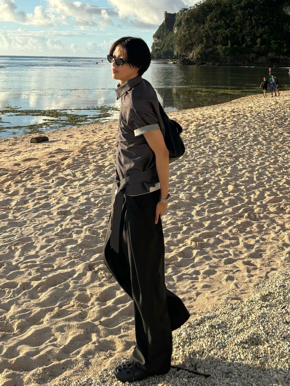 グレー系のシャツ/ブラウス、ホワイト系のタンクトップ、ブラック系のスラックスを着用したメンズの夏コーディネートの2枚目の写真