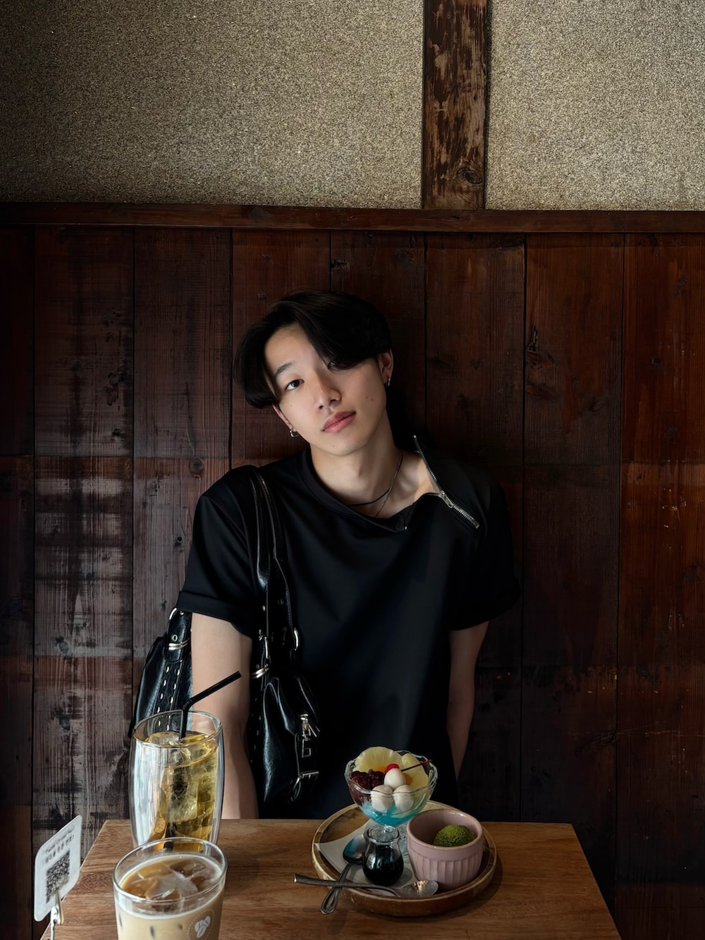 ブラック系のTシャツ/カットソー、ブラック系のデニムパンツ、ブラック系のスニーカーを着用したメンズの夏コーディネートの3枚目の写真