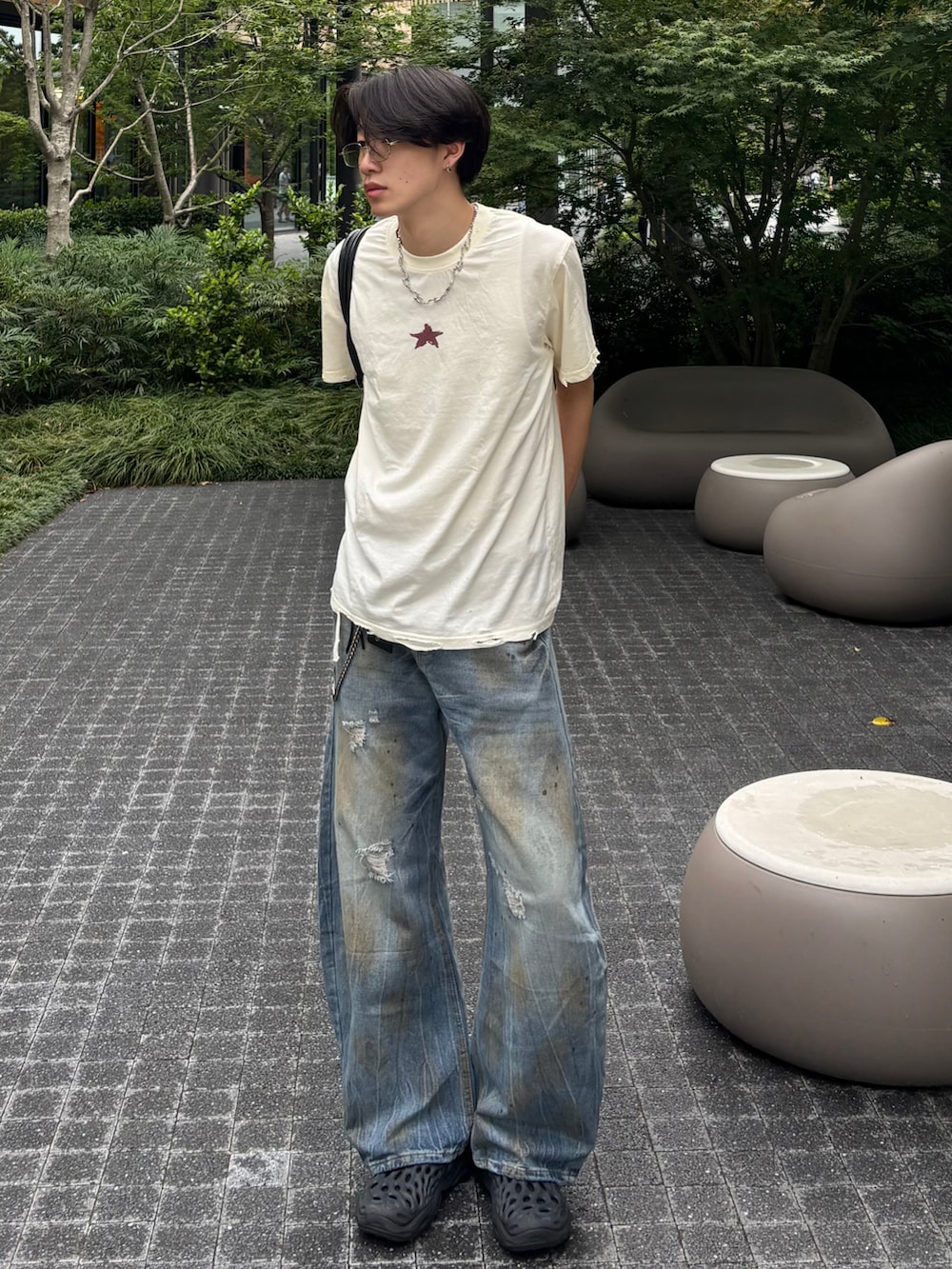 ホワイト系のTシャツ/カットソー、ブルー系のデニムパンツ、ブラック系のサンダルを着用したメンズの夏コーディネートの2枚目の写真