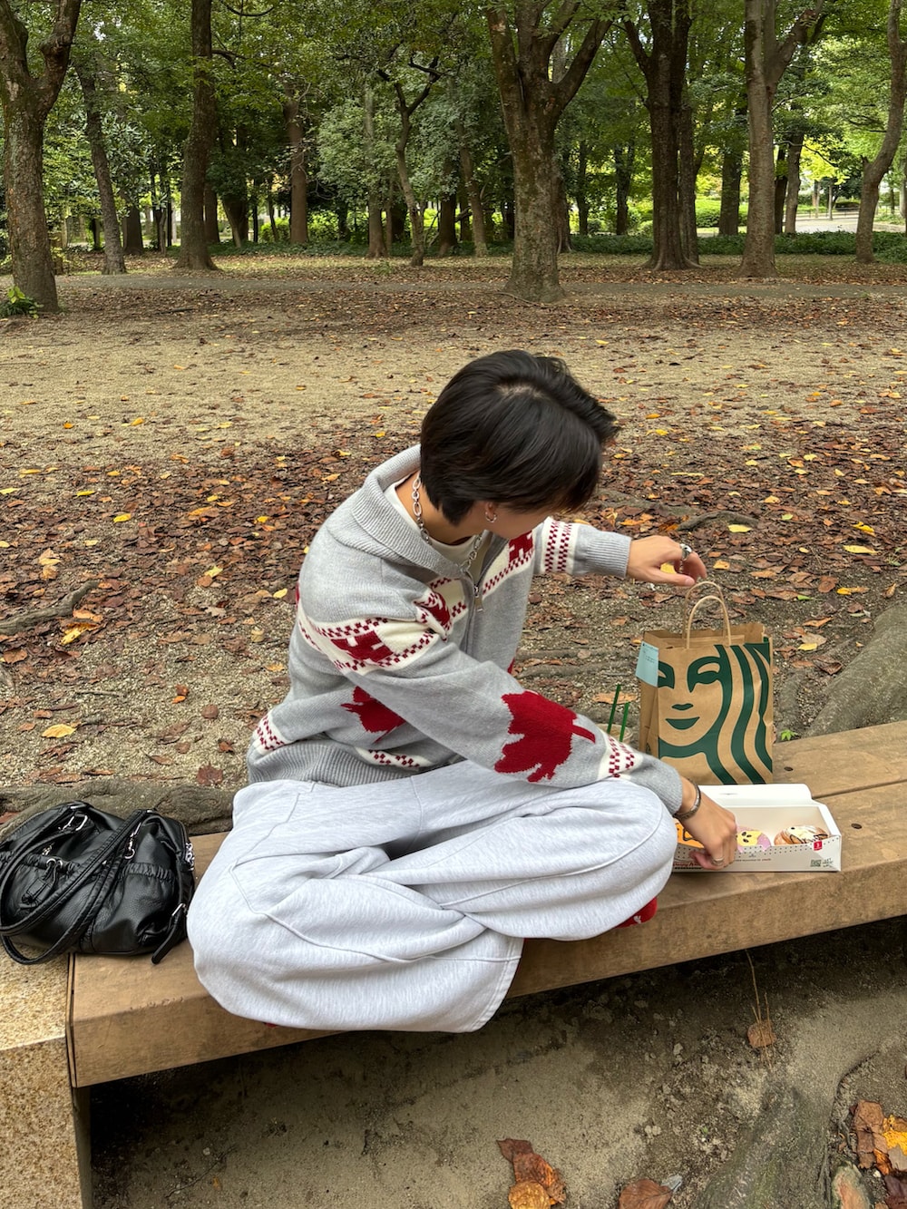 グレー系のスウェットパンツ、グレー系のニット/セーター、レッド系のスニーカーを着用したメンズの秋コーディネートの2枚目の写真