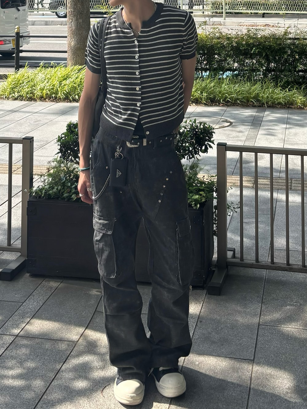 ブラック系のカーディガン/ボレロ、ブラック系のカーゴパンツ、ブラック系のスニーカーを着用したメンズの夏コーディネートの3枚目の写真