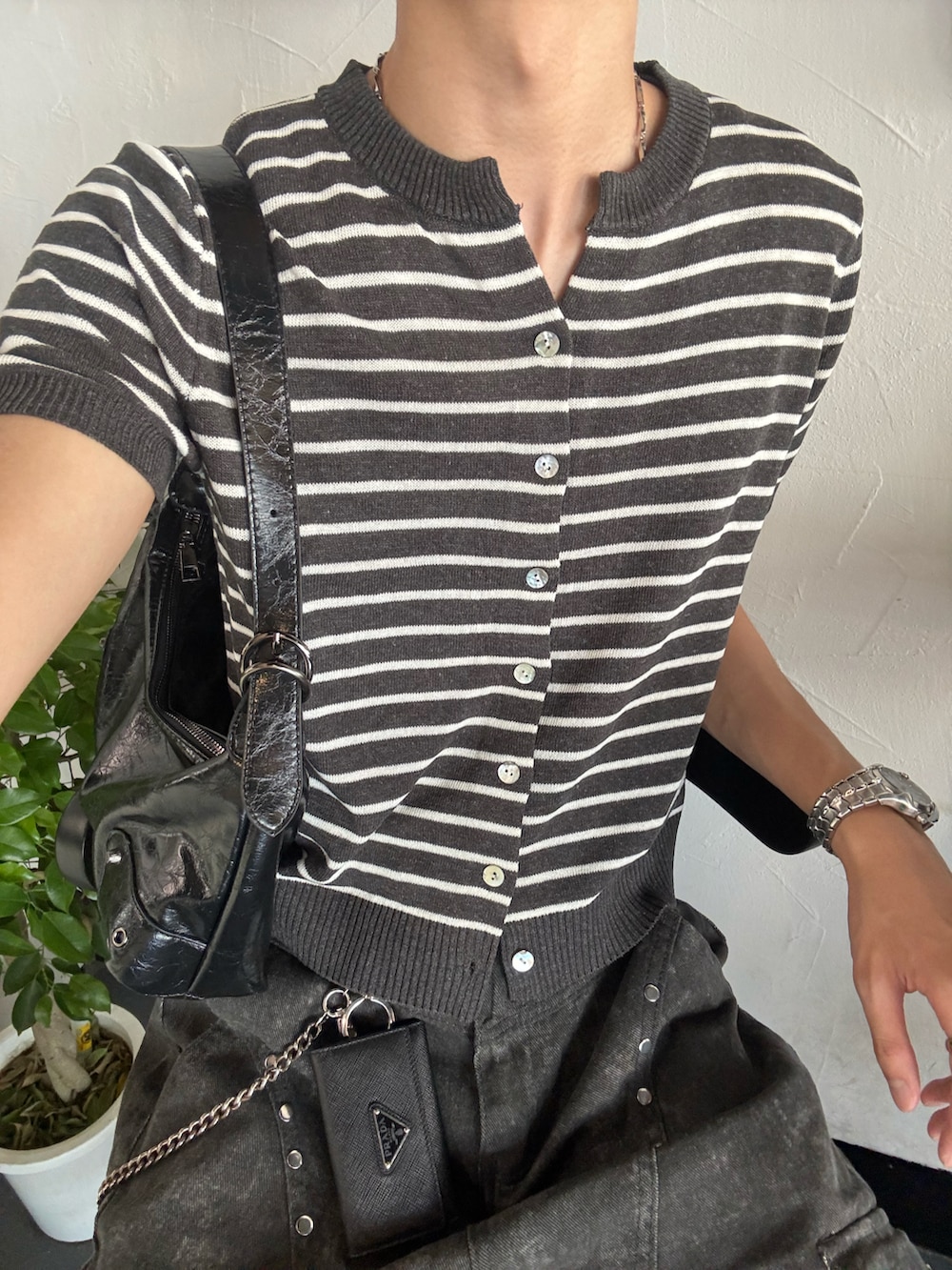 ブラック系のカーディガン/ボレロ、ブラック系のカーゴパンツ、ブラック系のスニーカーを着用したメンズの夏コーディネートの4枚目の写真