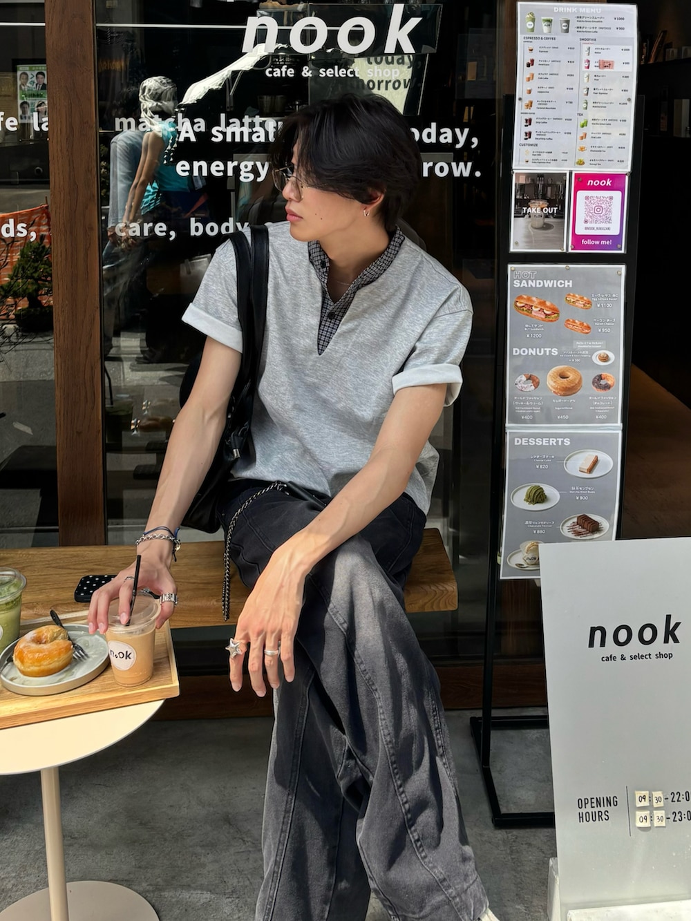 グレー系のTシャツ/カットソー、ブラック系のデニムパンツ、ブラック系のスニーカーを着用したメンズの夏コーディネートの2枚目の写真