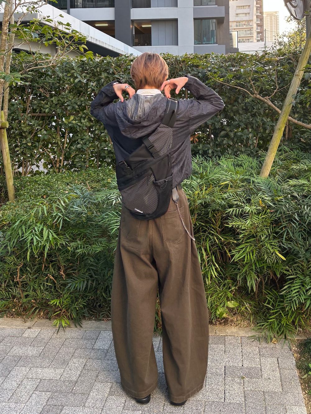 ホワイト系のシャツ/ブラウス、ブルー系のネクタイ、ブルー系のパーカーを着用したメンズの春コーディネートの2枚目の写真