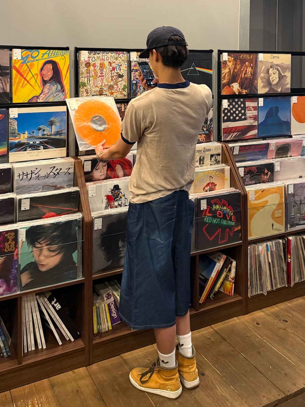 ベージュ系のTシャツ/カットソー、ベージュ系のスニーカー、ブルー系のその他パンツを着用したメンズの夏コーディネートの3枚目の写真